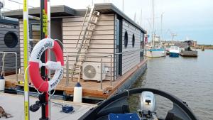 doku z ratownikiem na łodzi w obiekcie Ringö Resort w Göteborgu