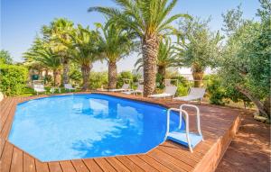 una piscina su una terrazza in legno con palme di 2 Bedroom Stunning Home In Partanna a Partanna