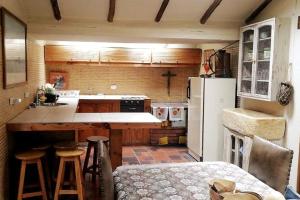 een kleine keuken met een aanrecht en een koelkast bij Casa Tomine in Guatavita