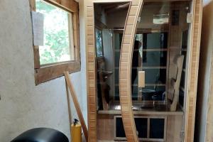 een kat voor een spiegel in een kamer bij Casa Tomine in Guatavita