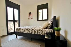 sypialnia z łóżkiem, krzesłem i oknem w obiekcie beautiful 2 bedrooms apartment with balcony w Tel Awiwie