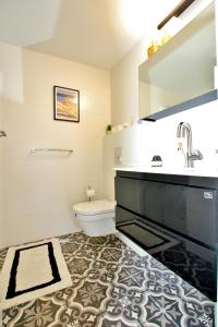 łazienka z umywalką i toaletą w obiekcie beautiful 2 bedrooms apartment with balcony w Tel Awiwie