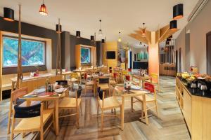 Restaurace v ubytování Ginger Noida 63