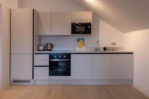 Gallery image of Stylish Apartments with Balcony for upper apartments & Free Parking in a prime location - Five Miles from Heathrow Airport in Uxbridge