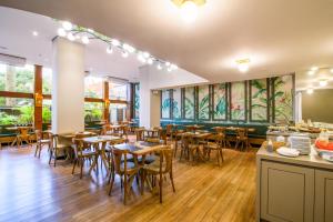 a restaurant with tables and chairs in a room at Slaviero Hotel Londrina Flat in Londrina +81 photos