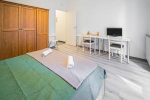 Pokój z łóżkiem i biurkiem z komputerem w obiekcie Appartamento Genova,400m dal San Martino w Genui