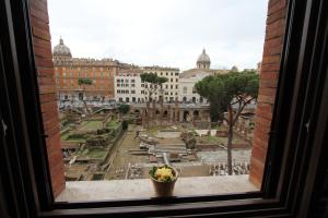 ローマにあるArea Sacra Relaisの窓から市街の景色を望めます。