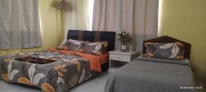 アロースターにあるHOMESTAY ALORSETAR TOWNCENTRE by ASTARILA GUESTHOUSE-StadiumDarulaman - iSLAM SAHAJA - Private Pool, BBQ Zone & Kolam Pancing Puyu - 8-13paxのベッド2台と窓のある寝室