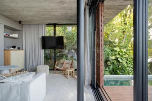uma sala de estar com uma porta de vidro deslizante para um pátio em Fuso Concept Hotel em Florianópolis
