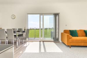 Istumisnurk majutusasutuses The Penthouse - Stunning 3 Bed Apt With Sea View Glimpses & Parking - The Perfect Choice For Families, Small Groups & Business Travellers - Dog Friendly - Super Fast Wi-Fi - 1000 Mbps - Close To Ventnor, Shanklin & Sandown - 5 mins To Beach - 19