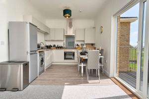 Köök või kööginurk majutusasutuses The Penthouse - Stunning 3 Bed Apt With Sea View Glimpses & Parking - The Perfect Choice For Families, Small Groups & Business Travellers - Dog Friendly - Super Fast Wi-Fi - 1000 Mbps - Close To Ventnor, Shanklin & Sandown - 5 mins To Beach - 19 +12 fotot