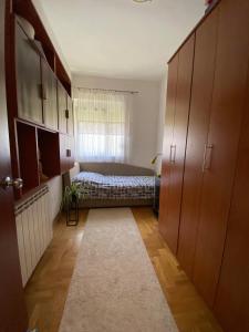 Apartmani Djurisic في مويكوفاتش: غرفة نوم بسرير ونافذة وباب