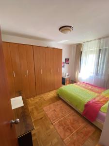 Apartmani Djurisic في مويكوفاتش: غرفة نوم بسرير وخزانات خشبية