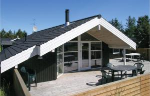 um pavilhão com uma mesa e cadeiras num deque de madeira em Amazing Home In lbk With Wifi em Ålbæk