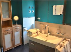 a bathroom with a sink and a mirror at Ferienwohnung Lennefer in Piding