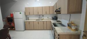 Majoituspaikan شقة ثلاث غرف نوم بريدة حي الحمر keittiö tai keittotila