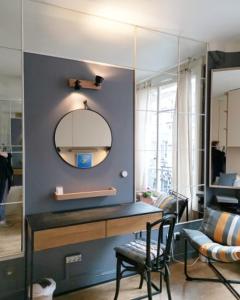 Cette chambre comprend un miroir, un bureau et une chaise. dans l'établissement Quartier Latin Paris, à Paris