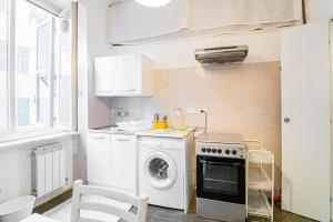kuchnia z pralką i zlewem w obiekcie Appartamento Genova,400m dal San Martino w Genui