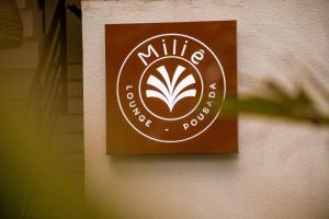 雅帕拉廷加的住宿－Milie Lounge Pousada，墙上的标志,有尼基塔咖啡屋门