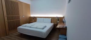 Postel nebo postele na pokoji v ubytování Kanalung Yurakucho House