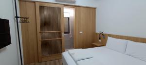 Postel nebo postele na pokoji v ubytování Kanalung Yurakucho House