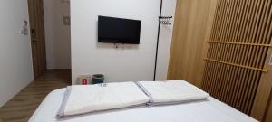 Postel nebo postele na pokoji v ubytování Kanalung Yurakucho House