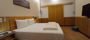 Postel nebo postele na pokoji v ubytování Kanalung Yurakucho House