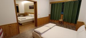 Postel nebo postele na pokoji v ubytování Kanalung Yurakucho House