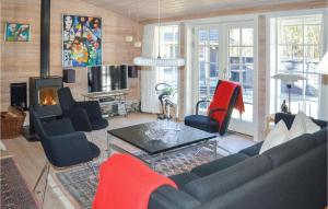 ÅlbækにあるPet Friendly Home In lbk With Wifiのリビングルーム(ソファ、椅子、暖炉付)