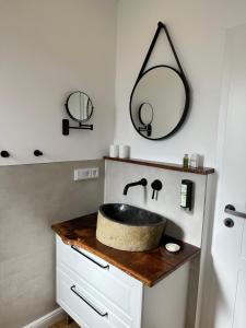 ein Bad mit einem Waschbecken und einem Spiegel in der Unterkunft Schlafgut in Deisel in Trendelburg