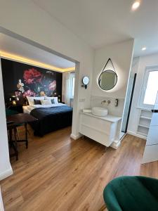 Schlafzimmer mit einem Bett, einem Waschbecken und einem Spiegel in der Unterkunft Schlafgut in Deisel in Trendelburg