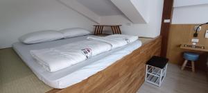 Postel nebo postele na pokoji v ubytování Kanalung Yurakucho House