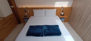 Postel nebo postele na pokoji v ubytování Kanalung Yurakucho House