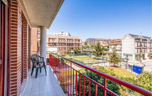 d'un balcon avec une chaise et une vue sur la ville. dans l'établissement Nice Apartment In Colindres With Kitchen, à Colindres