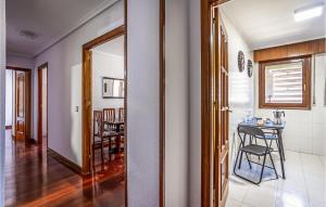 - un salon avec une table à manger et un miroir dans l'établissement Nice Apartment In Colindres With Kitchen, à Colindres
