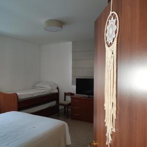 ランチャーノにあるCivico 21のベッドルーム1室(ベッド1台付)、テレビが備わるアパートメントです。
