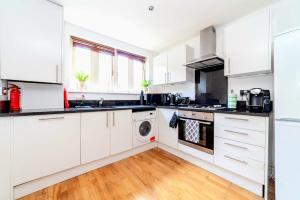 Kuchyňa alebo kuchynka v ubytovaní Comfy 2 bed Apt with Private Garden,Battersea Central LDN