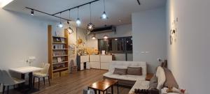 Posezení v ubytování Kanalung Yurakucho House