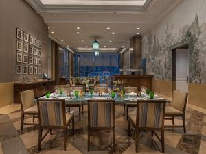 普利米亚探索酒店餐厅或其他用餐的地方