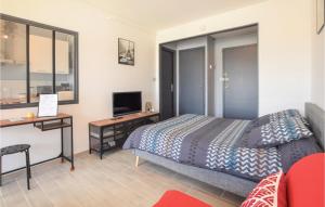 Dormitorio con cama, escritorio y TV en Awesome Apartment In Caen With Kitchen, en Caen