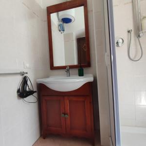 ランチャーノにあるCivico 21のバスルーム(洗面台、鏡付)