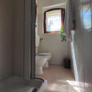 ランチャーノにあるCivico 21のバスルーム(トイレ付)、窓が備わります。