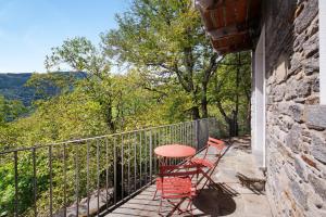 eine Terrasse mit Stühlen und einem Tisch auf dem Balkon in der Unterkunft La Fonte di Mariella Monolocale 1 in Dosso del Liro