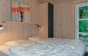 uma cama branca num quarto com uma janela em Awesome Home In lbk With Sauna em Ålbæk
