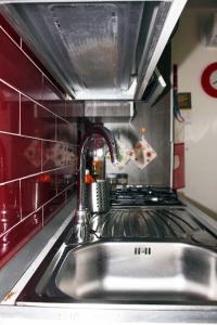 une cuisine avec un évier et une cuisinière dans l'établissement Colorful House Costa Trabocchi, à San Vito Chietino