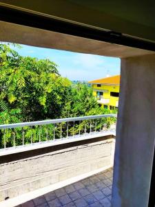 聖維托基耶蒂諾的住宿－Colorful House Costa Trabocchi，从阳台的窗户可欣赏到风景。