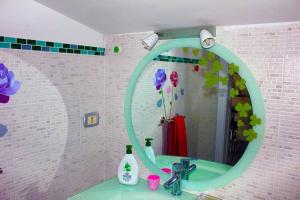 une salle de bain avec un lavabo et un miroir dans l'établissement Colorful House Costa Trabocchi, à San Vito Chietino 31 autres photos