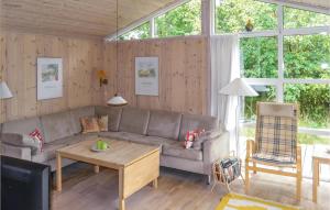 ÅlbækにあるGorgeous Home In lbk With Saunaのリビングルーム(ソファ、テーブル付)