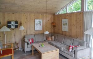 ÅlbækにあるGorgeous Home In lbk With Saunaのリビングルーム(ソファ、テーブル付)