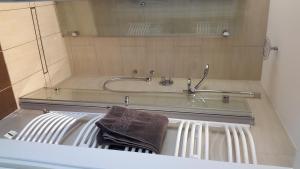 ein Badezimmer mit einem Waschbecken und einer Badewanne mit Handtüchern in der Unterkunft Ferienwohnung Lotti in Burrweiler